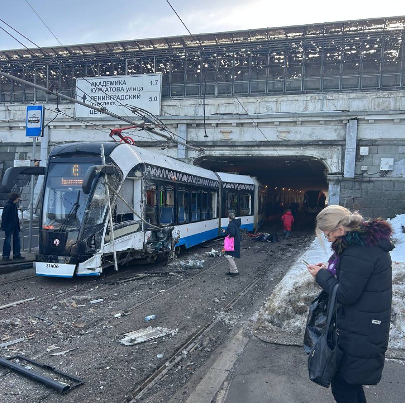 😱 В районе Покровское-Стрешнево столкнулись два трамвая. Один из них сошёл с рельсов
Известно о 13