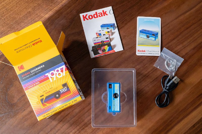 Камера-лабуба, наконец-то
Kodak представили камеру-брелок Charmera, созданную в стиле одноразовых ф