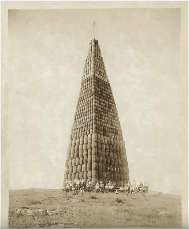 Эта огромная пирамида состоит из бочек с ликёром, кото?...