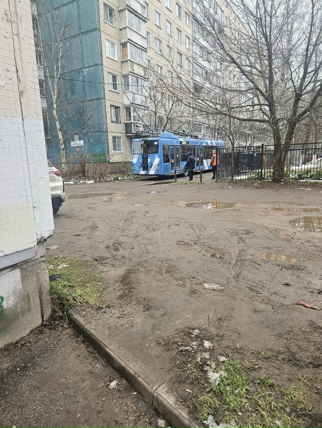 В Петербурге троллейбус заблудился во дворах панелек
...