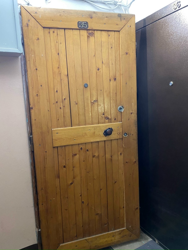 отдам металлическую дверь, самовывоз механический СРО...