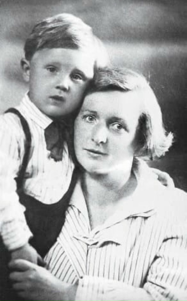 «Я навсегда запомню Новый год 1942 года…
Моя бедная мама...