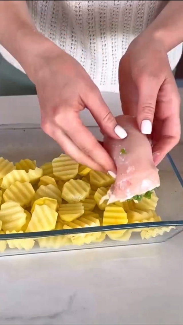 Потрясающая картошечка с курицей в духовке по-новому - ...