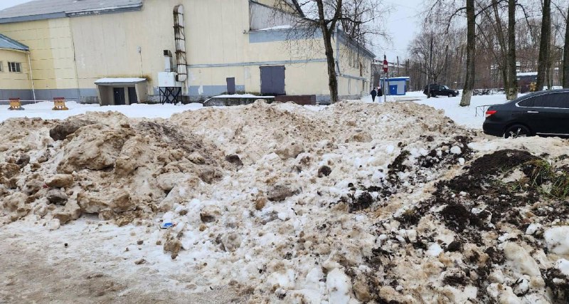 В Сыктывкаре чиновники сгребли грязный снег на площадь и назвали это «антитеррористическими отвалами