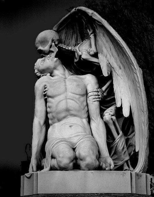 Поцeлуй смерти - мраморная скульптура, созданная в 1930 г?...