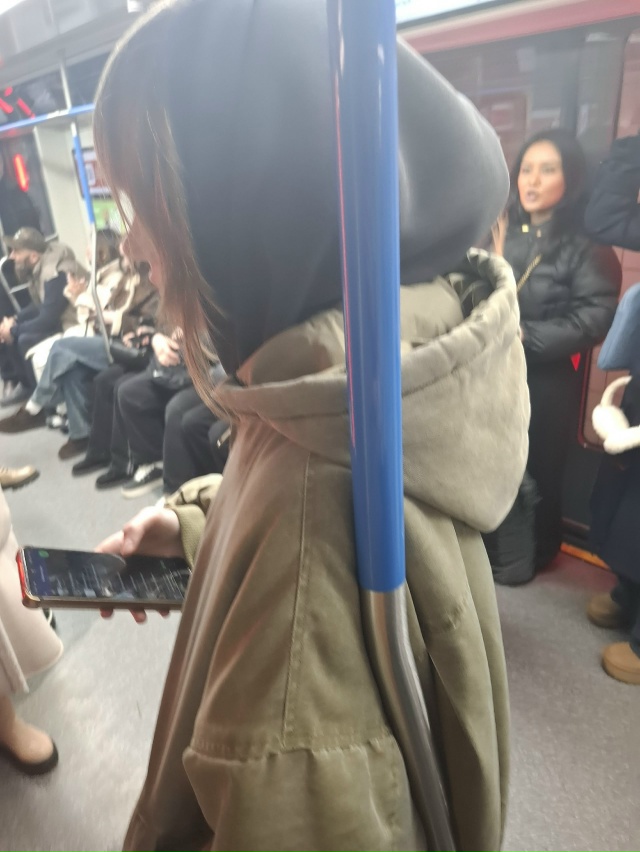 Вчера ехала по красной ветке
Надеюсь найдемся