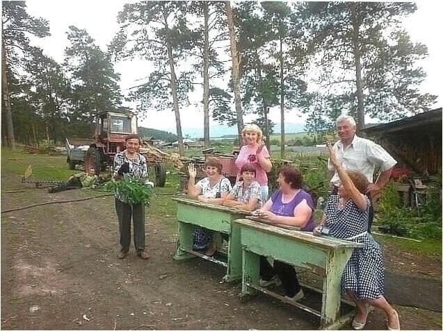 Кто тоже сидел за такими партами- ставь класс!❤