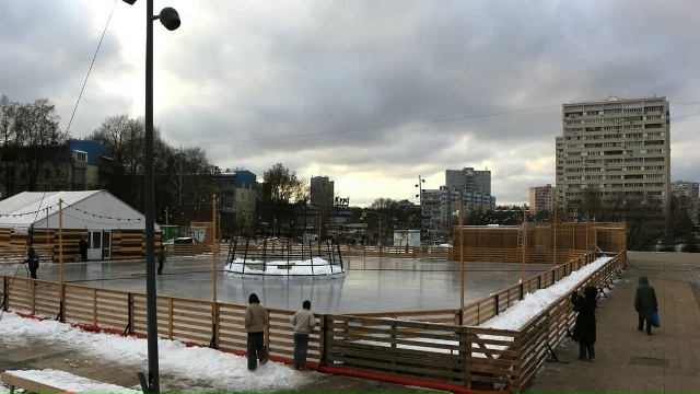 ⛸Каток возле Искры почти готов
Здесь и теплый павиль...