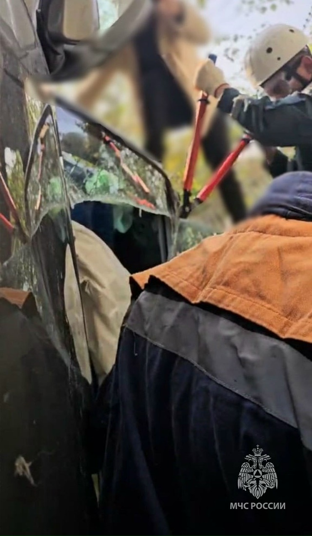 Иномарка опрокинулась на бок в Хостинском районе: води...