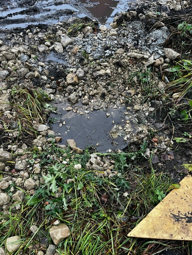 Нам пишут:
Тракторист ты свинота. У своего дома так сде...