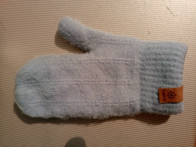 Может кто нашел вторую такую нашу рукавичку.. Дочка пот...