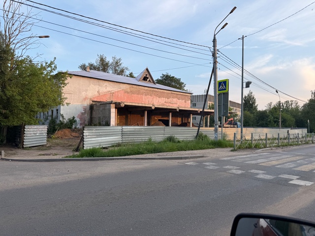 Начался какой-то движ к старого кинотеатра восток
Кто-?...