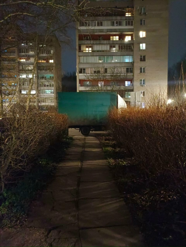 Рядом с Лесным 13. Жалко, тут не ставят полусфер для таки...