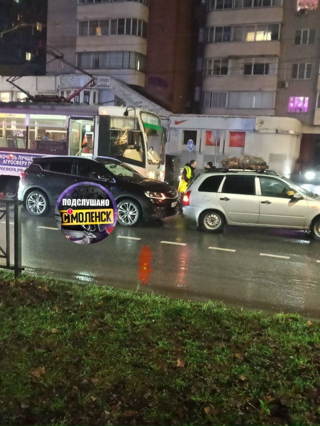 ❗️Авария в центре Смоленска парализовала движение тр...