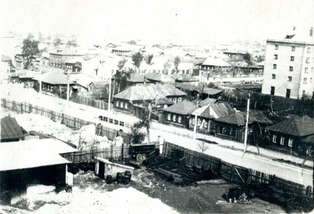 1) Улица Луначарского
1965
2) Перекресток улиц Луначарск?...