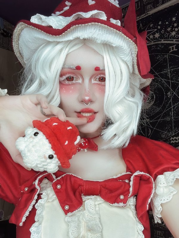 На смену альтухам, фембоям и фурри пришёл новый тренд — грибоняшки
Тянки теперь наряжаются в откров