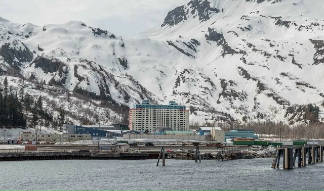 На Аляске есть городок Уиттиер, всё население которого...