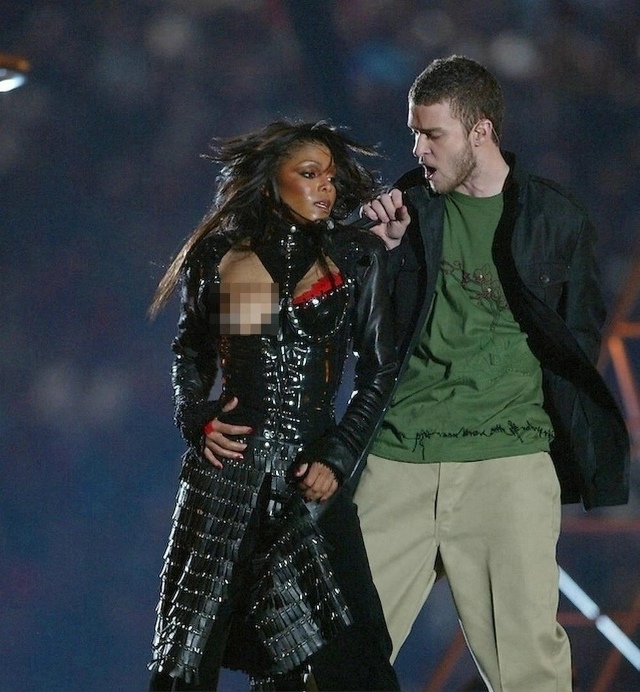 Джастин Тимберлейк срывает с Джанет Джексон бюстье, oб?...