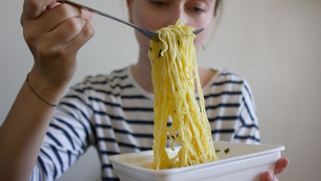 Лапша убивает: если часто есть бичпакеты риск ранней с?...