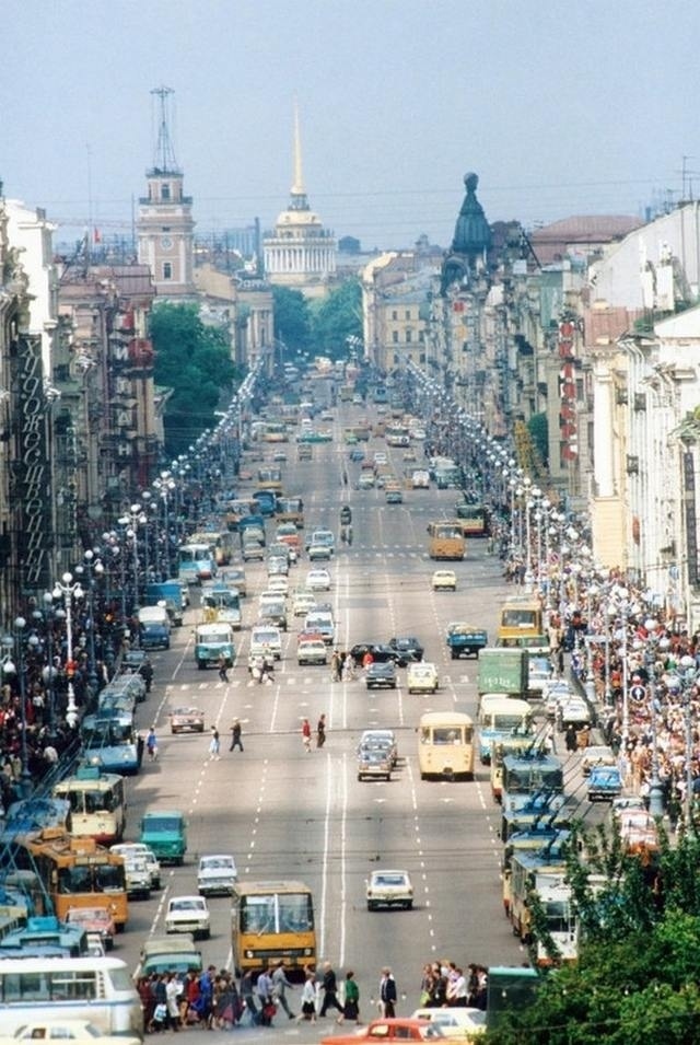 Тpaфик на Невском проспекте. Ленинград, 1984 год