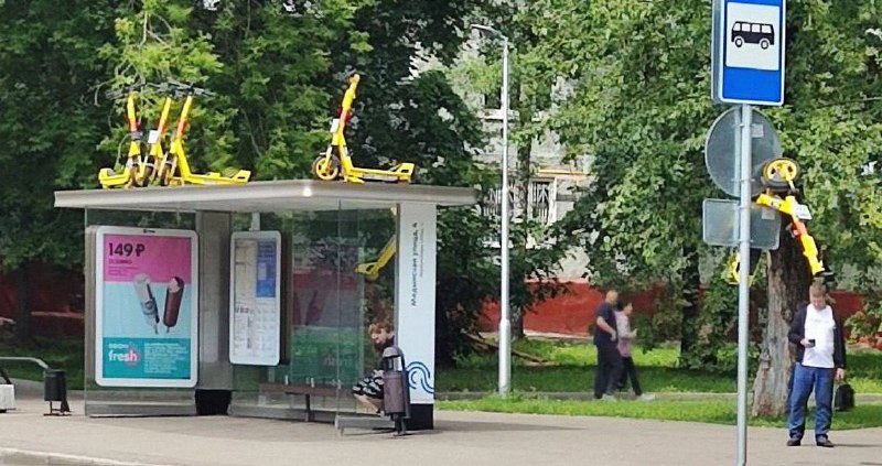 🛴 Не доставайся же ты никому: жители Бирюлёво борются с самокатами
Метод борьбы люди выбрали прос