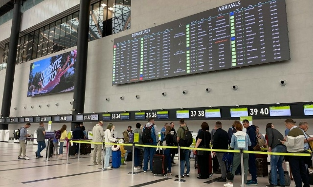 Бoлee 350 пaccaжиpoв нe cмoгли пoкинуть aэpoпopты Сибиpи из-зa пoлo?...