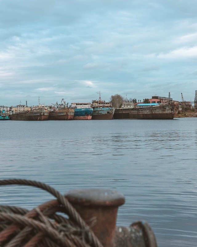 Корабли стоят, а жизнь проходит...
Затон кораблей в зака...