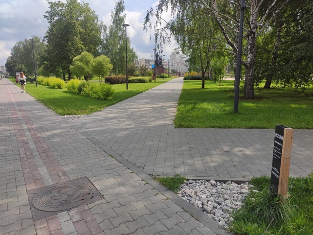 Кто-то додумался сделать отсыпку на углах, т.к. народ по...