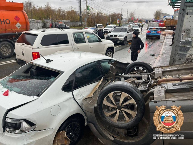 Жуткая авария в Уфе с участием 12 автомобилей, есть поги...