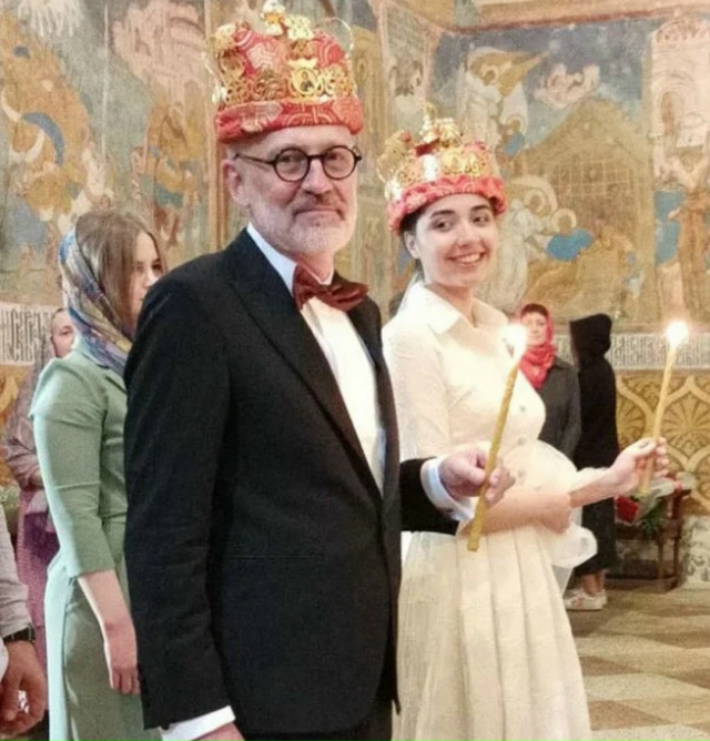 Александр Гордон с молодой супругой😅
Девушка моложе ...