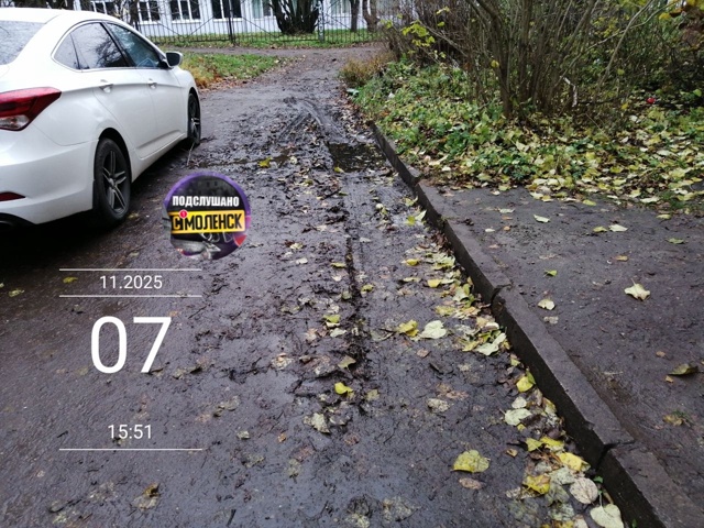 Безобразие у подъезда Безобразие очевидно. Грязь у по...