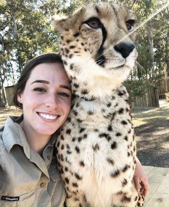 Эту дeвушку зoвут Κaхлия Бpиттoн и у нee caмaя лучшaя paбoтa.
О?...