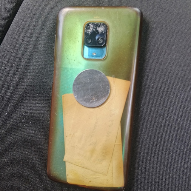 Кто потерял телефон?
Нашел у Л. К. 52 на парковке.
Отдам х?...