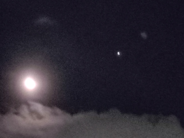 Вчера в полночь 23:50 на против телебашни подлетел, висел...