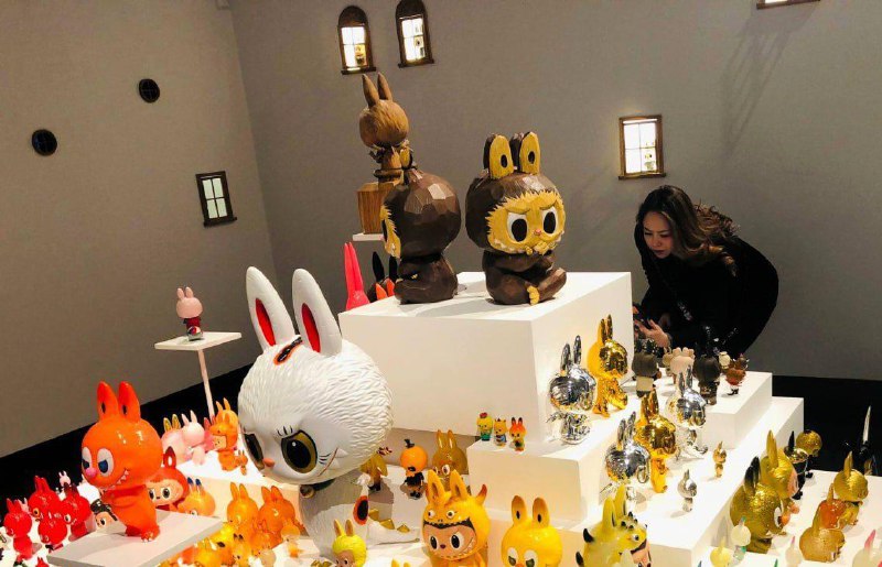 Лабубу исполнилось 10 лет.
В честь юбилея в Гонконге открыли масштабную выставку Monsters by Monst