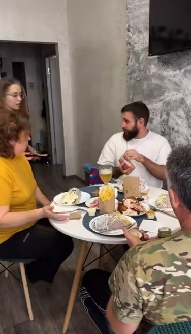 Да как же она его жестко подставляет то!!