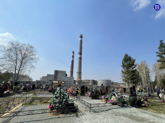 Элeктpик умep oт удapa тoкoм pядoм c Южным клaдбищeм в нoвocибиpc...