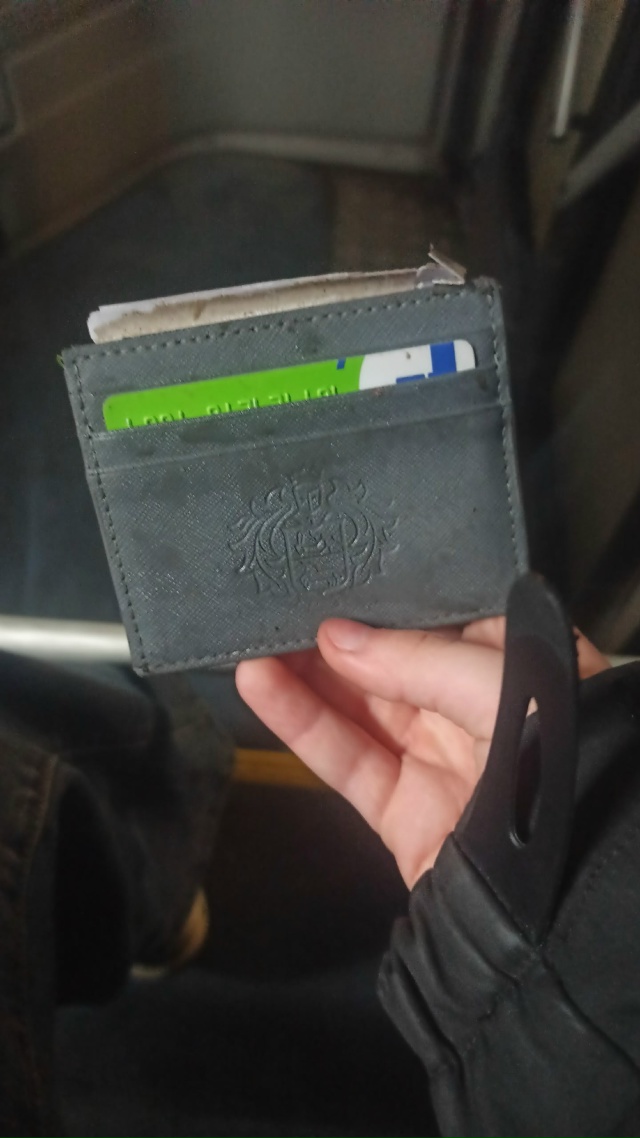 найден картхолдер в 316 автобусе, 22:36 был на остановке 