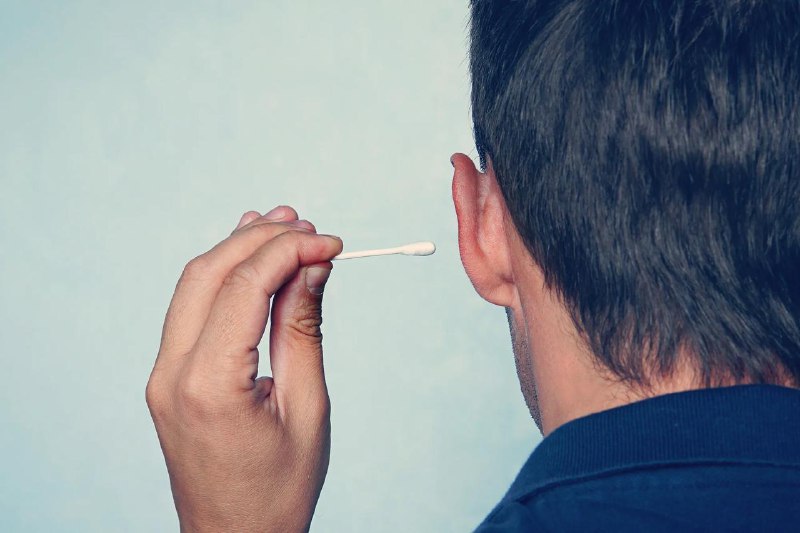 Чистить уши ватными палочками — вредно.
Врачи напоминают, что ушная сера сама выводится наружу, ког