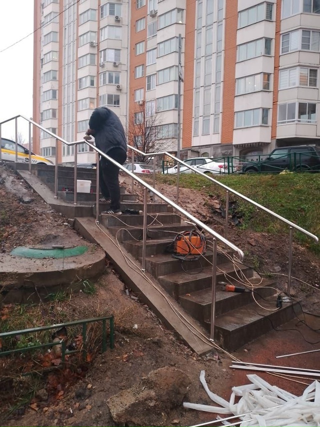 Легендарная лестница на Южной почти доделана
Перил?...