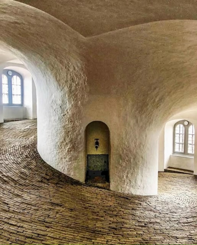 Круглая башня в Копенгагене — место, где история встре...