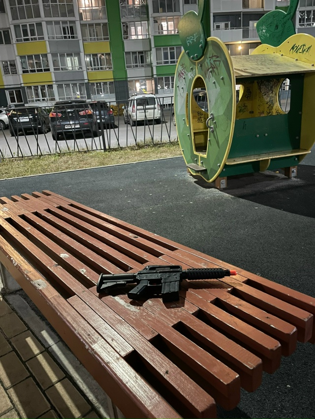 Кто-то забыл на площадке ЖК Оригами