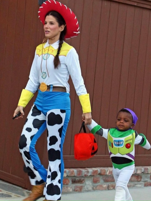 Сандра Буллок каждый год отмечает Хэллоуин по-семейно?...