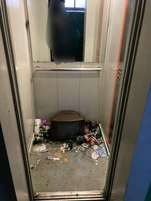 Громова, 34. Лифт.
Как с таким бороться?