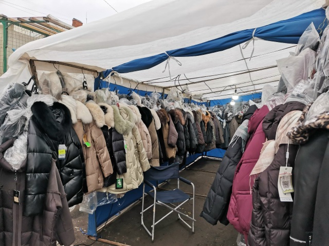 На против центрального входа Октябряского рынка будет...