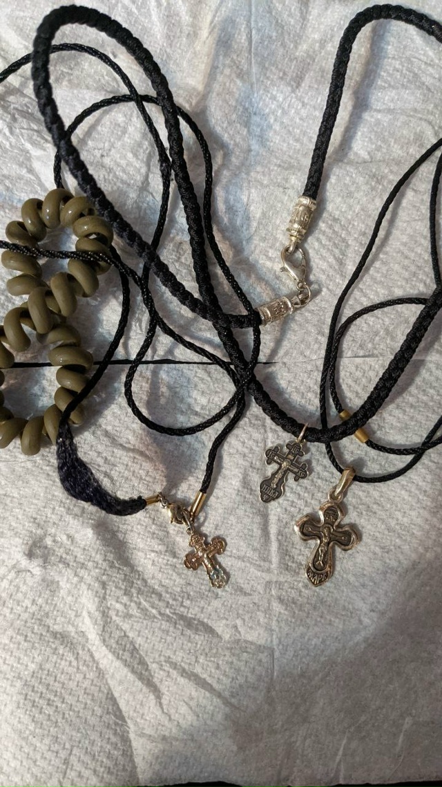 Найдено три серебряных крестика на пляже у лодочной ст...