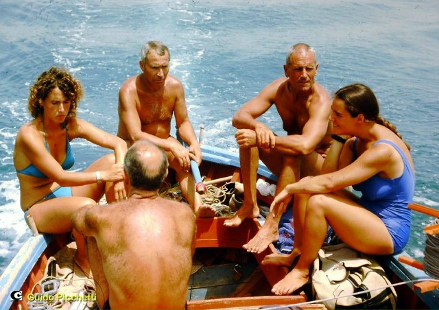 Известный итальянский дайвер Энцо Майорка нырял рядом...