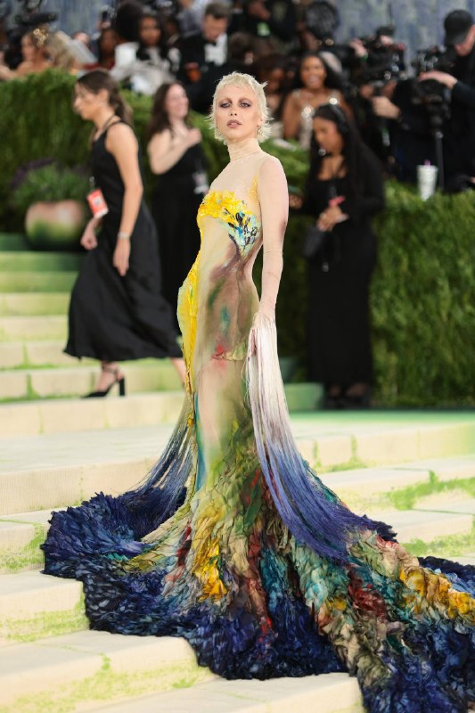 Сегодня ночью в Метрополитен-музее отгремел Met Gala — бал Института костюма 2026. Тема дресс-кода в