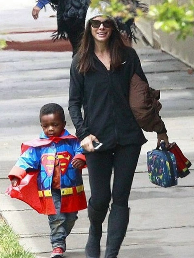 Сандра Буллок каждый год отмечает Хэллоуин по-семейно?...