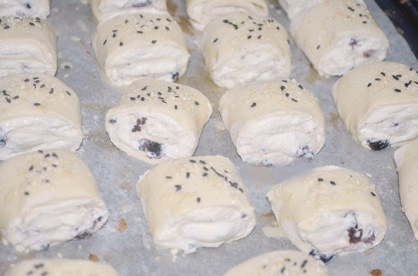 СЛОЕНКИ С ТВОРОЖНОЙ НАЧИНКОЙ И ИЗЮМОМ